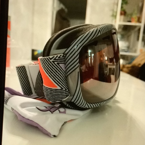 Oakley Gretchen Bleiler Signature Series Goggle - Picture 2 of 2
